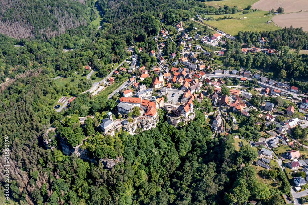 Drohnenfoto, Aufnahme von oben, National Park Sächsische Schweiz, Mittelalter Burg, historischer Marktplatz, Zeschnig, Hohnstein, Sachsen, Deutschland