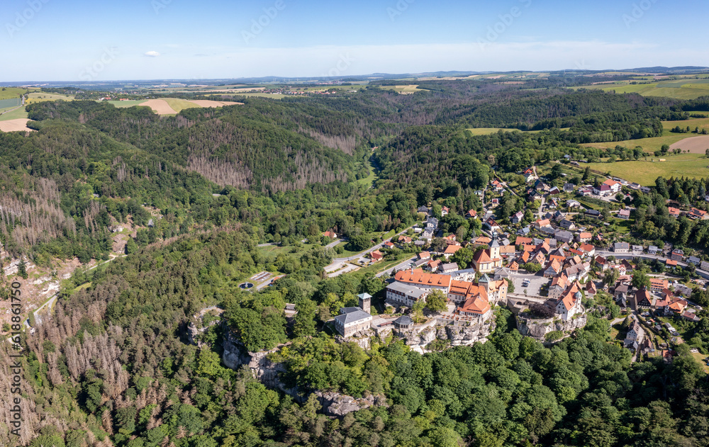 Drohnenfoto, Aufnahme von oben, National Park Sächsische Schweiz, Mittelalter Burg, historischer Marktplatz, Zeschnig, Hohnstein, Sachsen, Deutschland Drohnenfoto, Aufnahme von oben, National Park Sächsische Schweiz, Mittelalter Burg, historischer Marktplatz, Zeschnig, Hohnstein, Sachsen, Deutschland