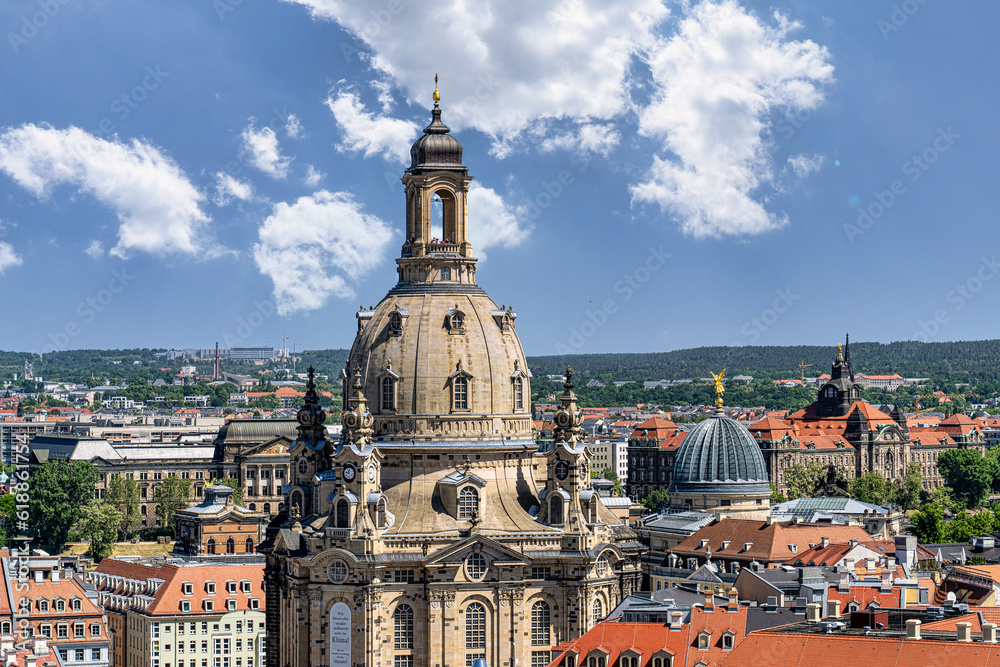 Foto vom Turm der Kreuzkirche zur Frauenkirche und Zitronenpresse, Sommer, blauer Himmel, Wolken, Detailaufnahme, Dresden, Sachsen, Deutschland