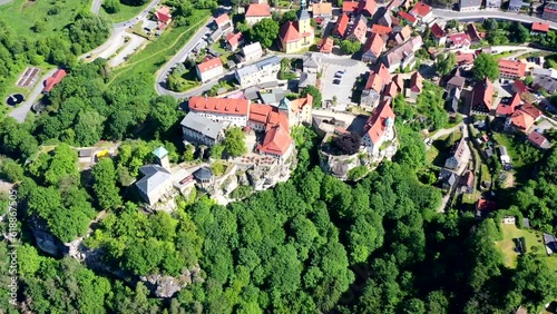 Drohnenvideo, Flug über die Wälder des Nationalpark Sächsische Schweiz, historische mittelalterliche Burg Hohnstein, Sachsen, Deutschland