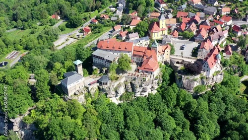 Drohnenvideo, Flug über die Wälder des Nationalpark Sächsische Schweiz, historische mittelalterliche Burg Hohnstein, Sachsen, Deutschland