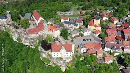 Drohnenvideo, Flug über die Wälder des Nationalpark Sächsische Schweiz, historische mittelalterliche Burg Hohnstein, Sachsen, Deutschland