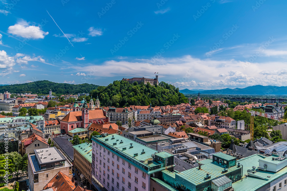 Obraz na płótnie A view over the rooftops towards the castle in Ljubljana, Slovenia in summertime w salonie