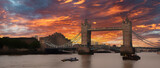 Tower Bridge au-dessus de la Tamise à Londres avec coucher de soleil