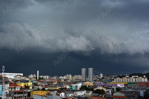 Tempestade chegando na cidade de são paulo brasil photo
