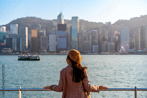 Photography Young woman traveler relaxing and enjoying the sunset atmosphere at Victoria har