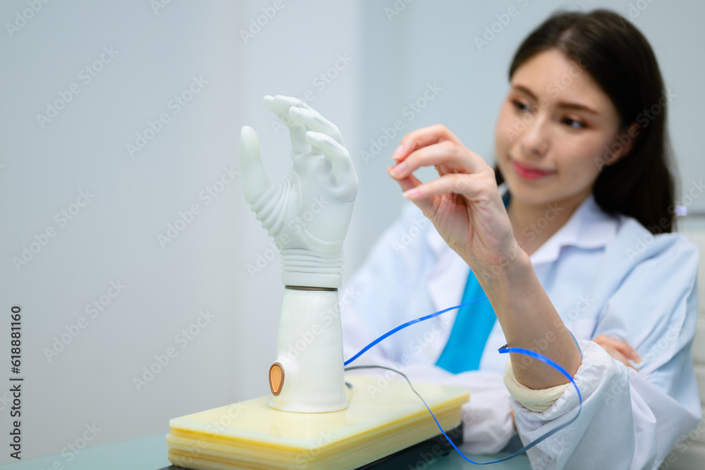 Foto Stock Technician testing robotic bionic arm at prosthetic ...