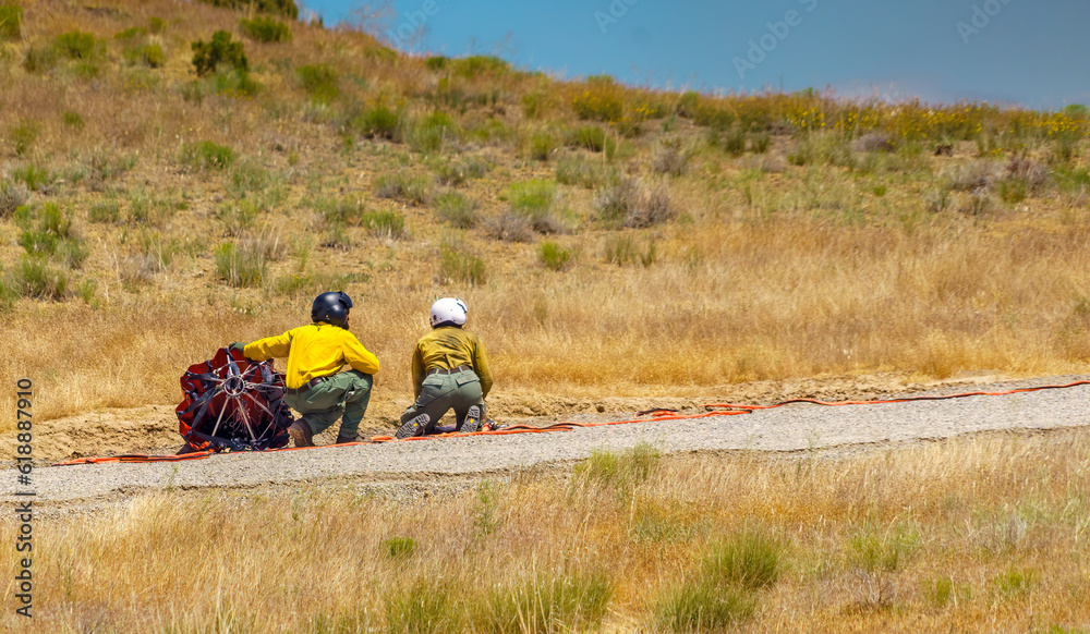 Obraz premium Helitack crew configures the ship for bucket operations