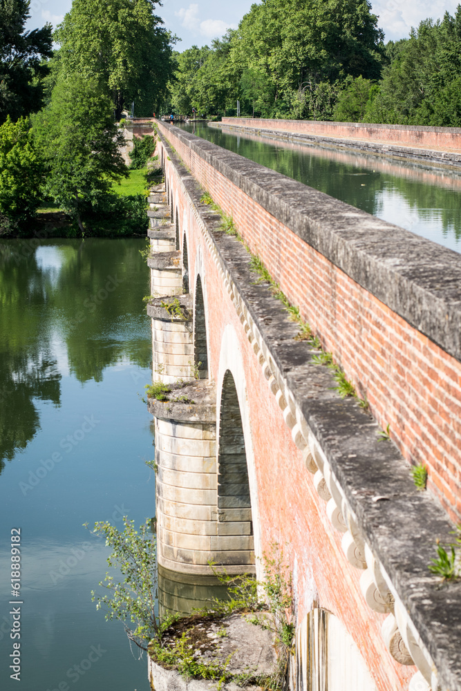 Fototapeta premium Pont d'eau du canal de Garonne sur le Tarn