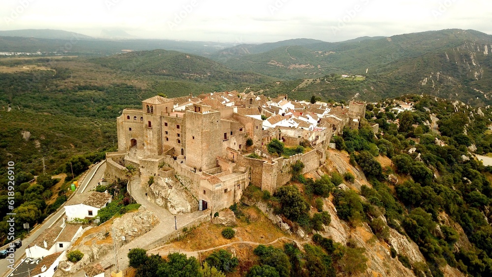 Obraz premium Luftaufnahme von Castillo de Castellar, mittelalterliche Stadt innerhalb einer Burg, Burgmauer in Andalusien, Castellar de la Frontera, Provinz Cádiz, Spanien