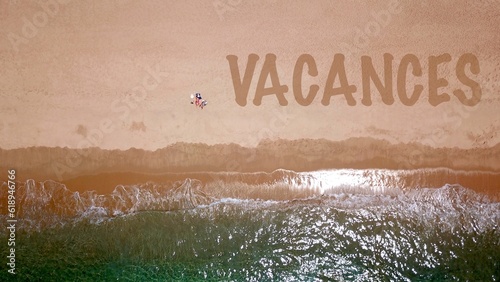 Foto Vue aérienne d'une belle plage de sable au bord de la mer bleue, où deux vacanci