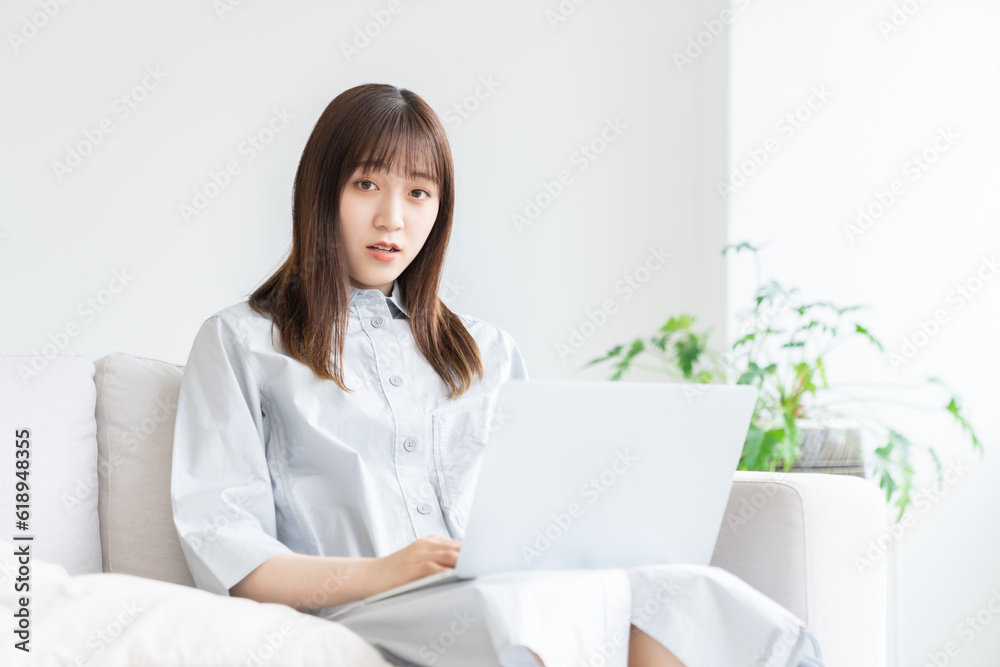 若い女性 パソコン 考える 若い女性 パソコン 考える