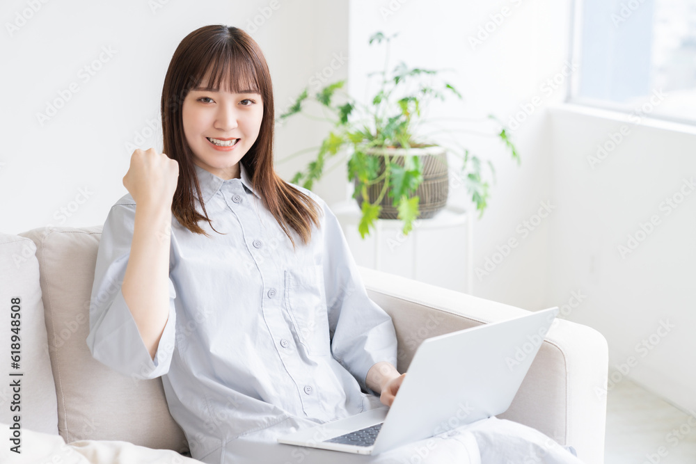 部屋でラップトップコンピューターを見る女性 部屋でラップトップコンピューターを見る女性