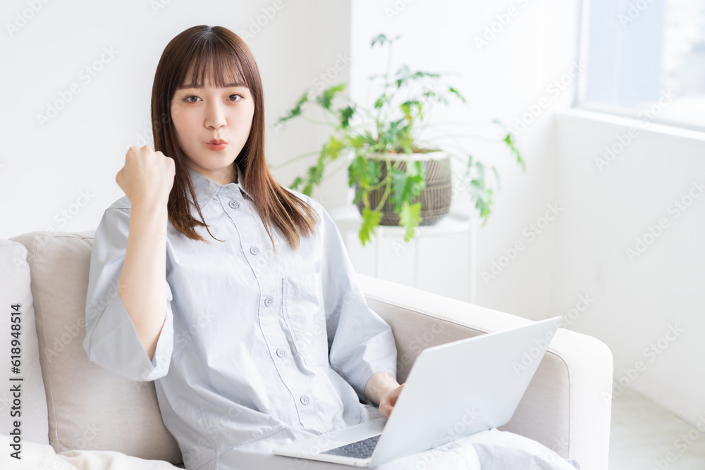 部屋でラップトップコンピューターを見る女性 部屋でラップトップコンピューターを見る女性