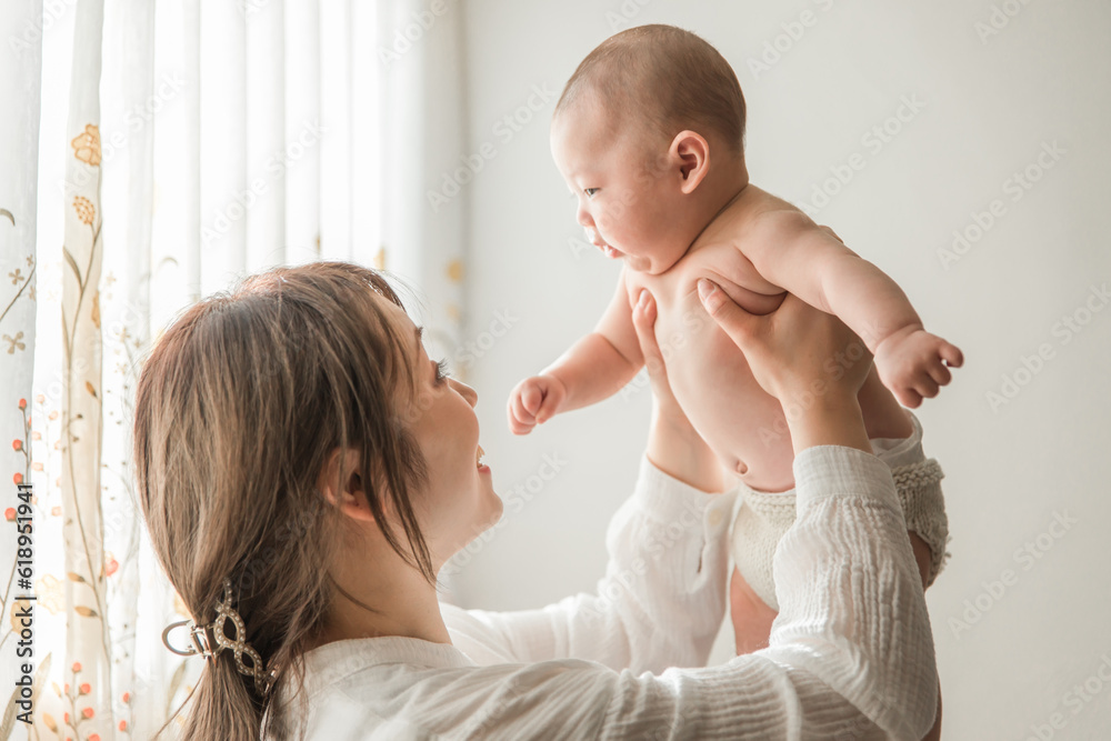 赤ちゃんをあやす・抱っこするママ・母親 Stock Photo | Adobe Stock