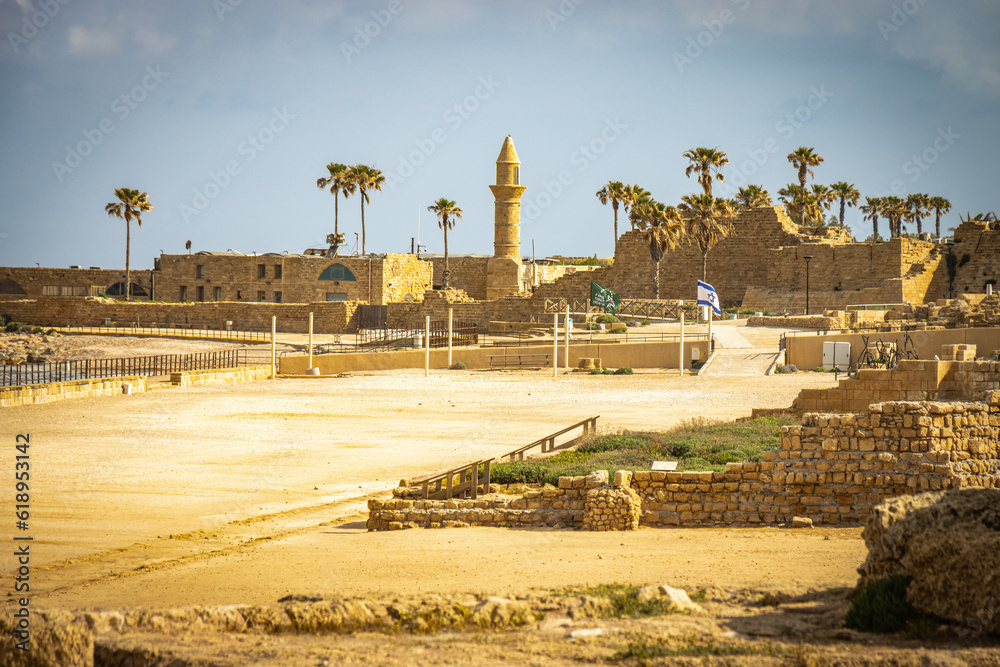 Obraz premium ruins of caesarea, israel, roman landmark, herod, historical, middle east, mediterranean sea, beach