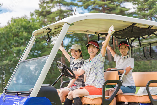 ゴルフ場でゴルフカートに乗るゴルファーの女性（ゴルフ女子） 