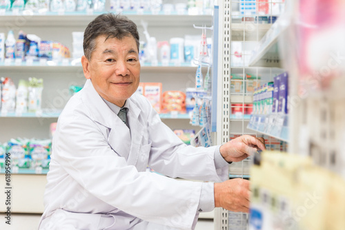 Free Download 薬局で働く中高年の薬剤師・調剤師（品出し・棚）
 - GFXLoad