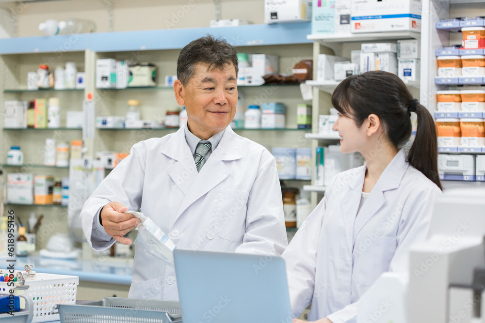 調整薬局で一緒に働く薬剤師・調剤師
