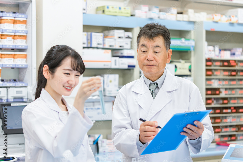 研究室で研究する医学生・研究員・薬剤師・調剤師
