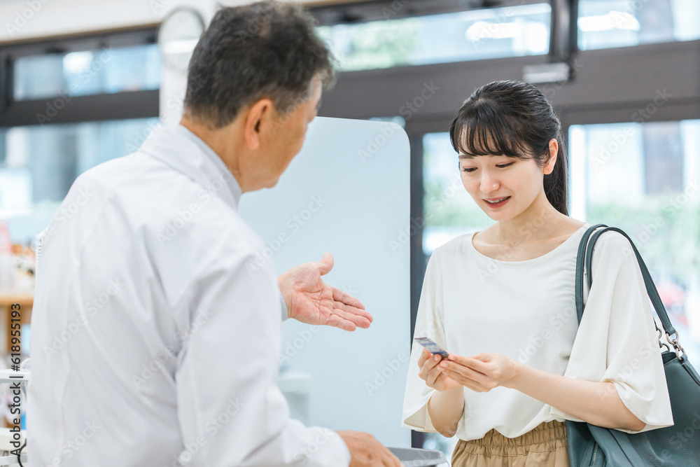 薬局に処方せん受け取り・買い物に来た女性
薬局に処方せん受け取り・買い物に来た女性
