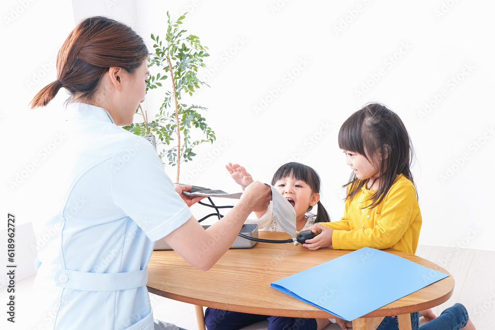 看護師と子ども 看護師と子ども
