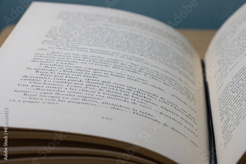 Bild auf Leinwand Pagina de libro abierto con enfoque selectivo