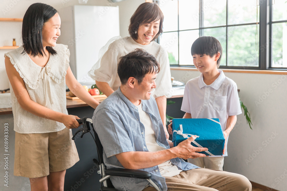 車椅子の家族を支える家族・リハビリ・退院した風景
車椅子の家族を支える家族・リハビリ・退院した風景