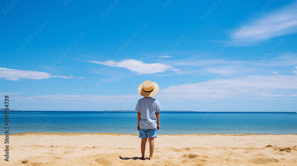 海を眺める麦わら帽子の少年