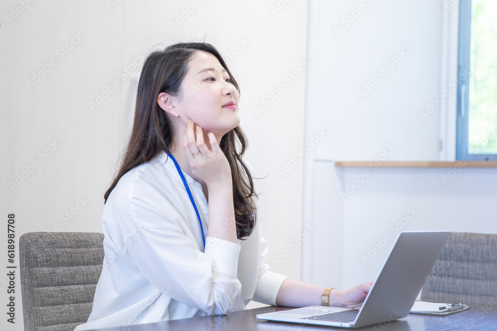 パソコン操作する女性 Woman operating a computer in the office パソコン操作する女性 Woman operating a computer in the office