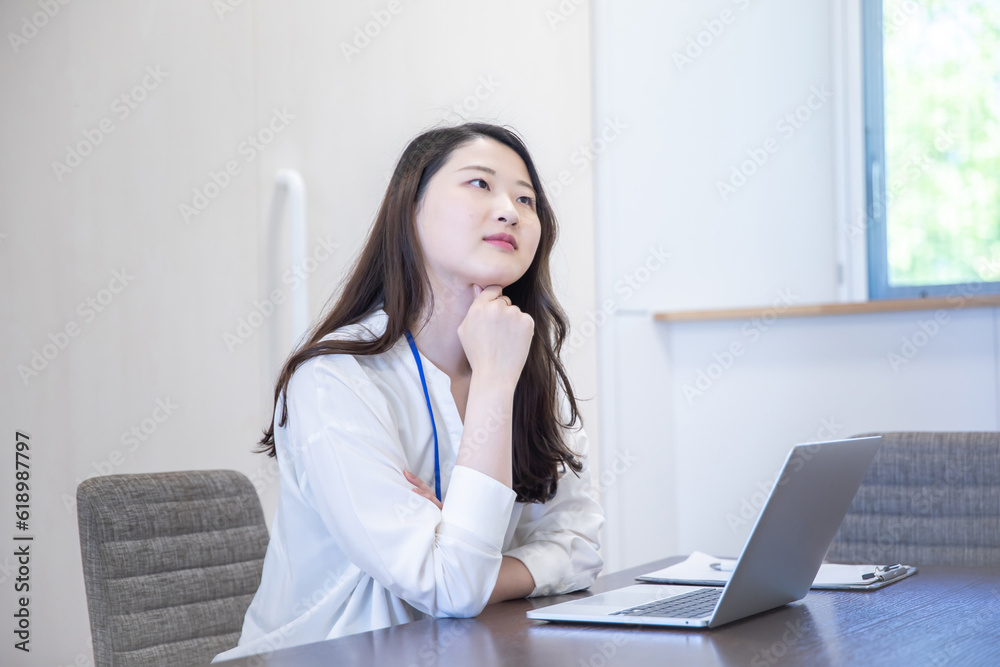 仕事で悩む女性 woman worried at work 仕事で悩む女性 woman worried at work