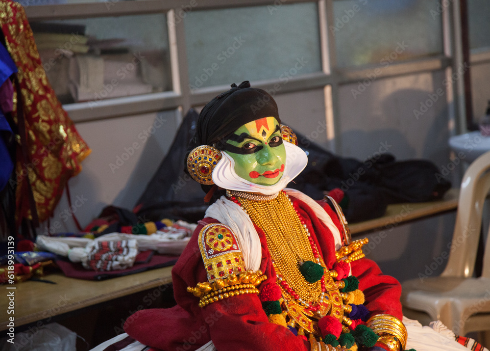 Rare candid pictures of kathakali artist without headgear