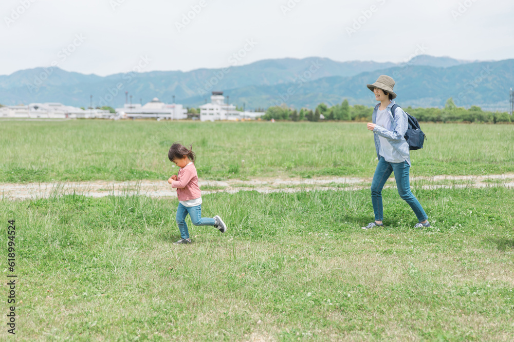 公園で遊ぶ親子(子供とママ)
公園で遊ぶ親子(子供とママ)