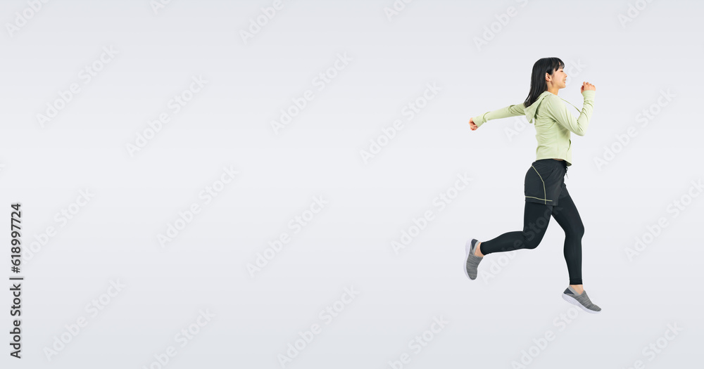 Fototapeta premium スポーツウェアを着てジャンプする女性 （切り抜き背景透過PNGも販売しております。作成者リンクから「PNG」で検索してください）