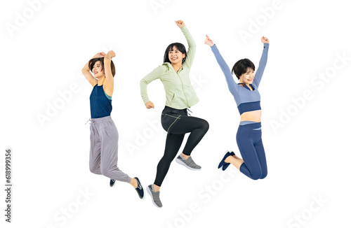 スポーツウェアを着てジャンプする女性のグループ 背景透過切り抜きPNG （一人ずつの画像も販売しております。作成者リンクから「PNG」で検索してください）