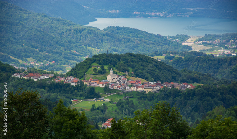 Vista sull Alpago a Belluno,con sullo sfondo il lago di Santa Croce