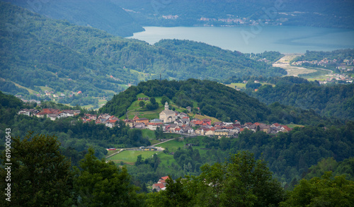 Vista sull Alpago a Belluno,con sullo sfondo il lago di Santa Croce