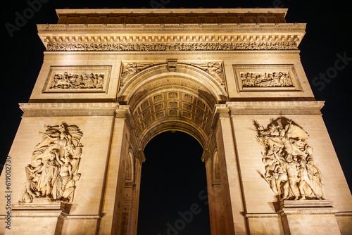 ライトアップされた凱旋門の夜景