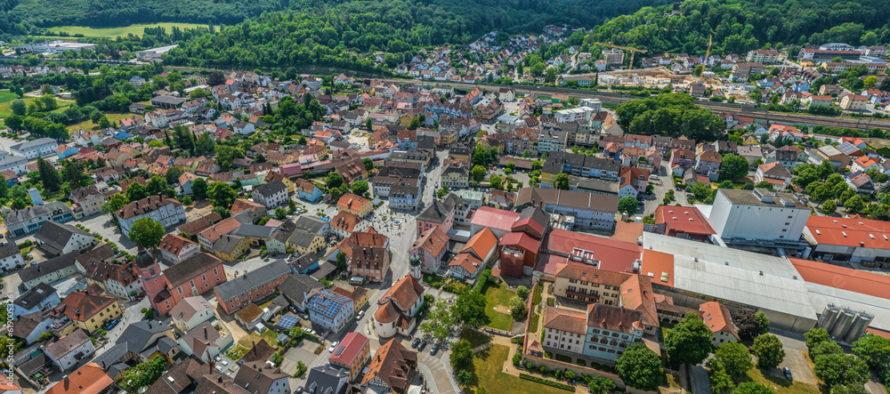 Die Stadt Treuchtlingen im Naturpark Altmühltal im Luftbild, Schloss, Rathaus und Stadtzentrum