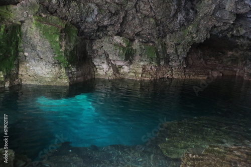 夏の澄んだ色をした水の洞窟をカナダのトバモーリで撮影 Shooting a clear summer-colored water cave in Tobermory, Ontario,Canada © shiori