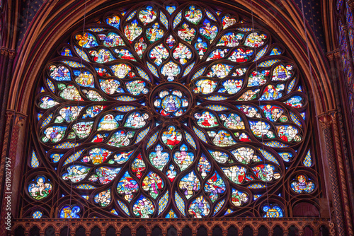 パリの教会の中のカラフルなステンドグラス