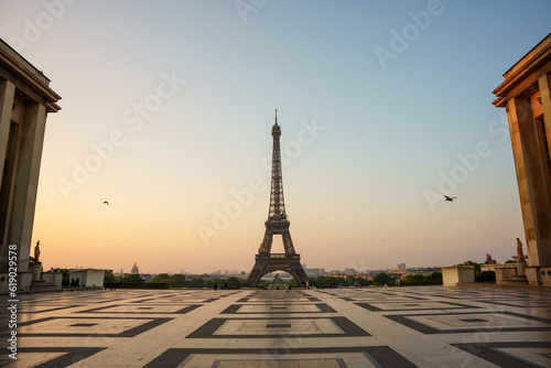 シャイヨ宮から見る朝焼けに照らされたパリの街並みとエッフェル塔