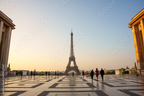 シャイヨ宮から見る朝焼けに照らされたパリの街並みとエッフェル塔 © sunrising4725