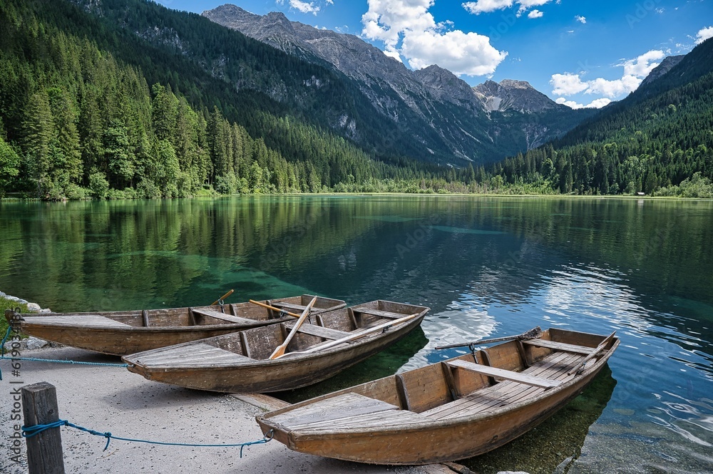 Obraz premium Boats by the lake in a summer landscape in Jagersee, Austria
