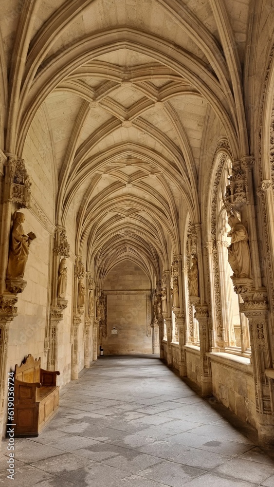 Corridor with medieval windows inside a Spanish cathedral in Toledo, Spain. - obrazy, fototapety, plakaty 
