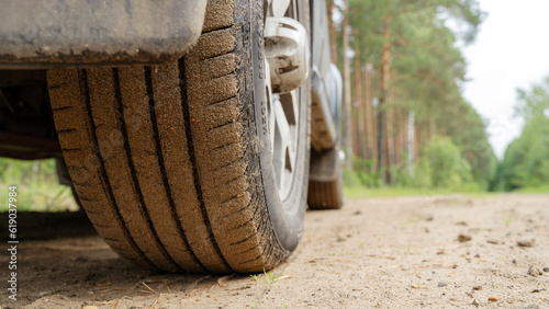 Fotografía off-road vehicle on a forest road