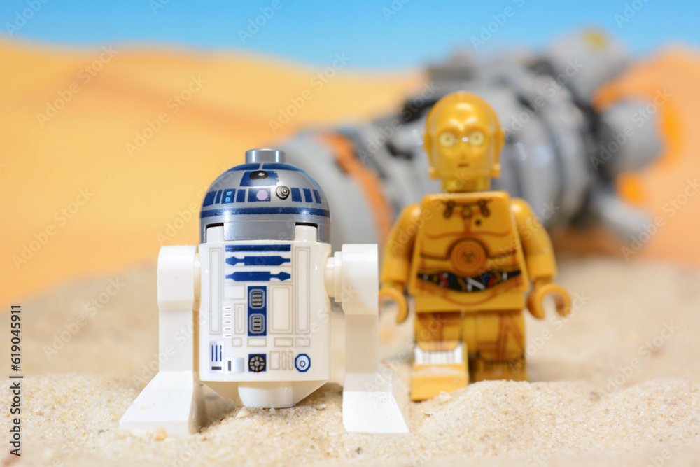Naklejka premium Lego Star Wars figures R2-D2 and C-3PO on the desert planet Tatooine after crash with rescue shuttle