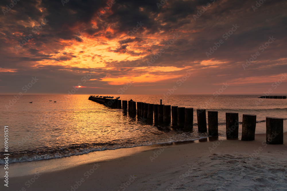 Krajobraz morski, relaks i zachód słońca na plaży nad Morzem Bałtyckim - obrazy, fototapety, plakaty 