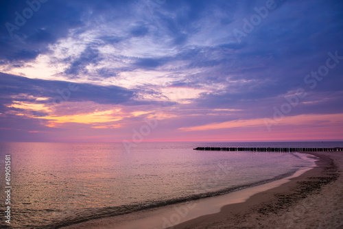 Krajobraz morski, relaks i zachód słońca na plaży nad Morzem Bałtyckim