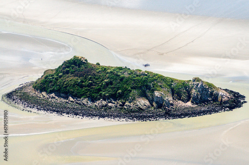 vue aérienne de de l'île de Tombelaine dans la Baie du Mont Saint Michel photo